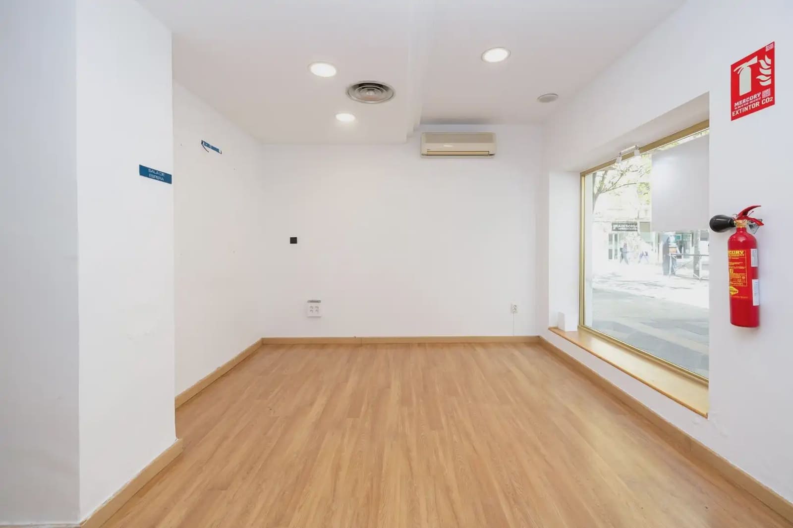 Local Comercial en Granada ciudad en venta - 215.000 € (Ref: 9837606)