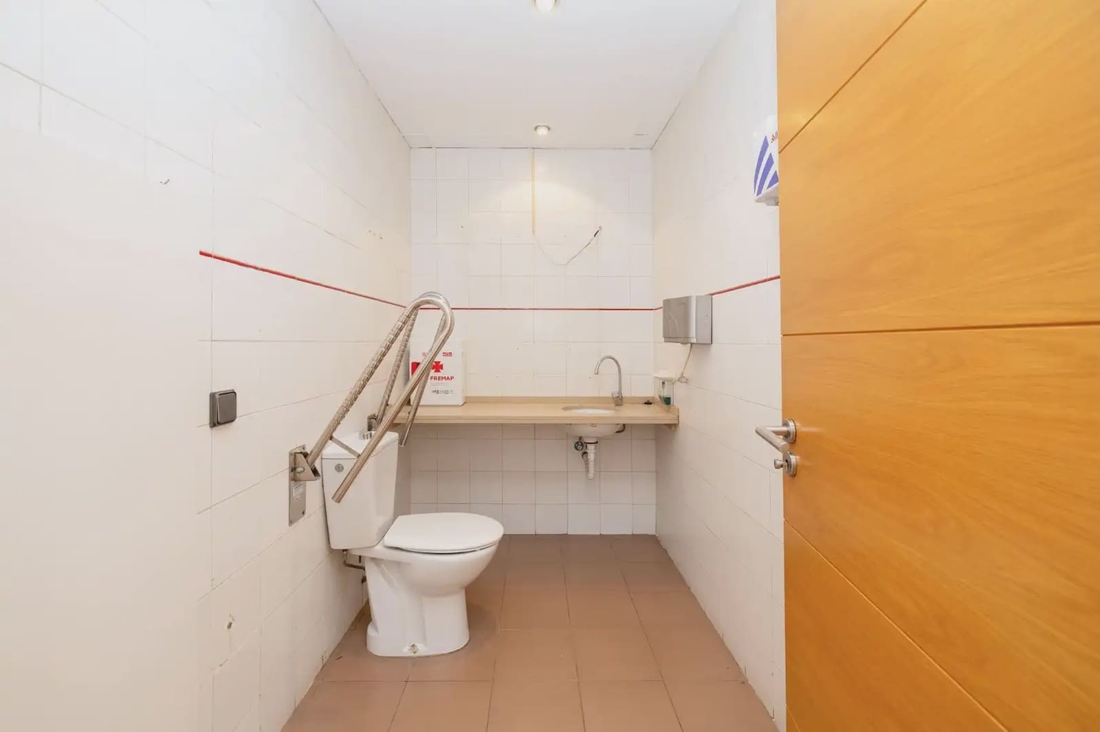 Local Comercial en Granada ciudad en venta - 215.000 € (Ref: 9837606)