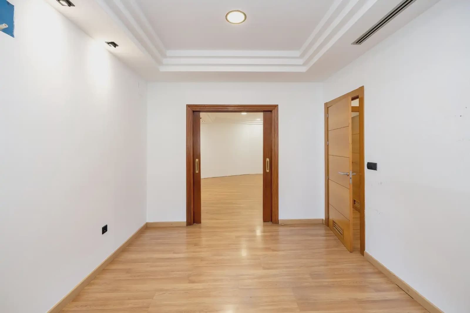 Local Comercial en Granada ciudad en venta - 215.000 € (Ref: 9837606)