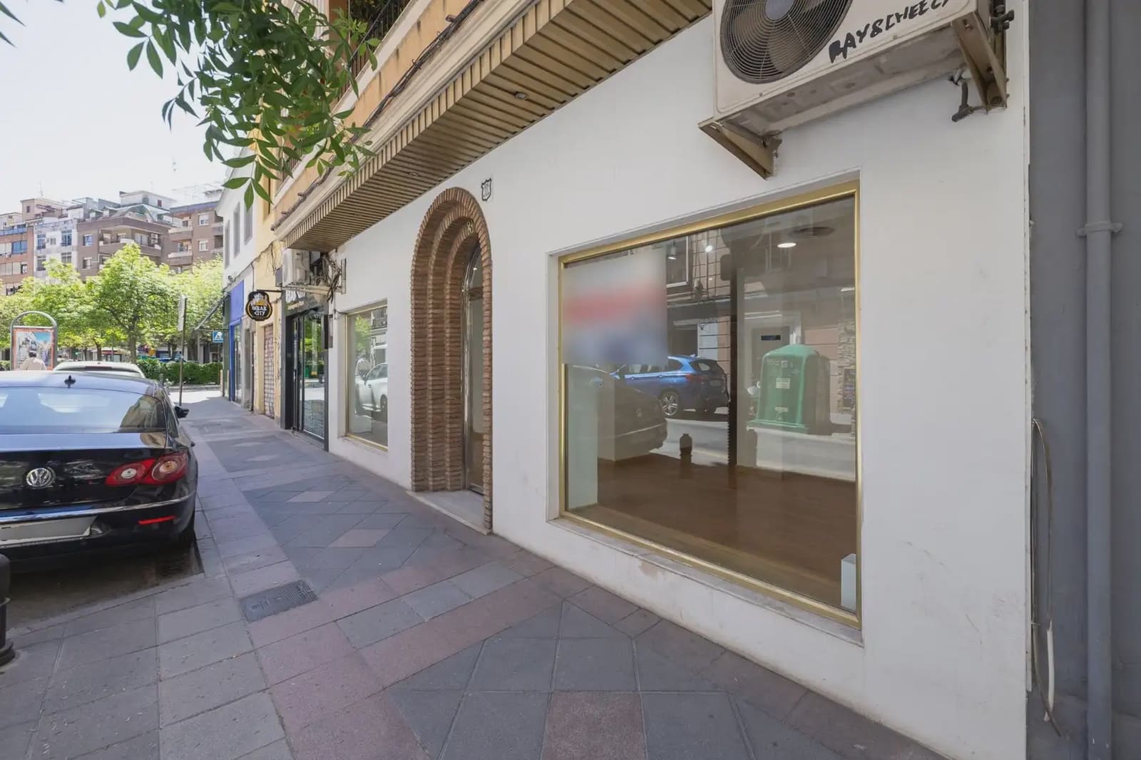 Local Comercial en Granada ciudad en venta - 215.000 € (Ref: 9837606)