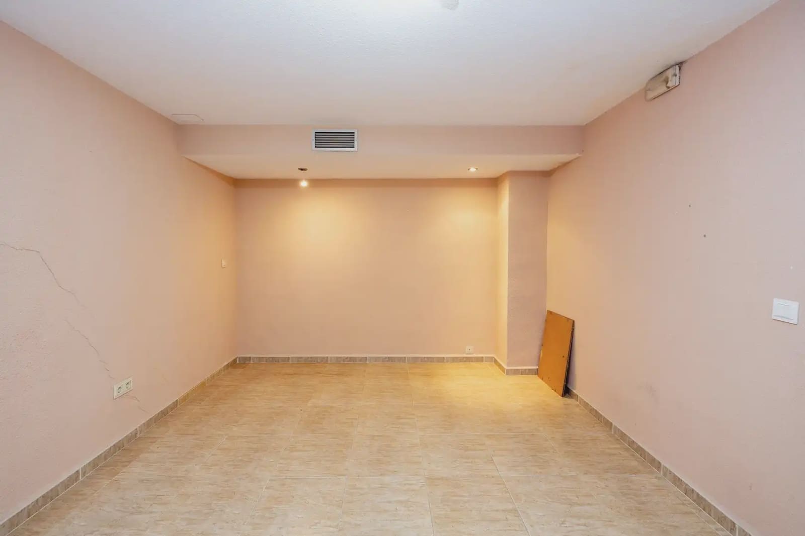Erhverv til salg i Granada by - € 80.000 (Ref: 9837611)