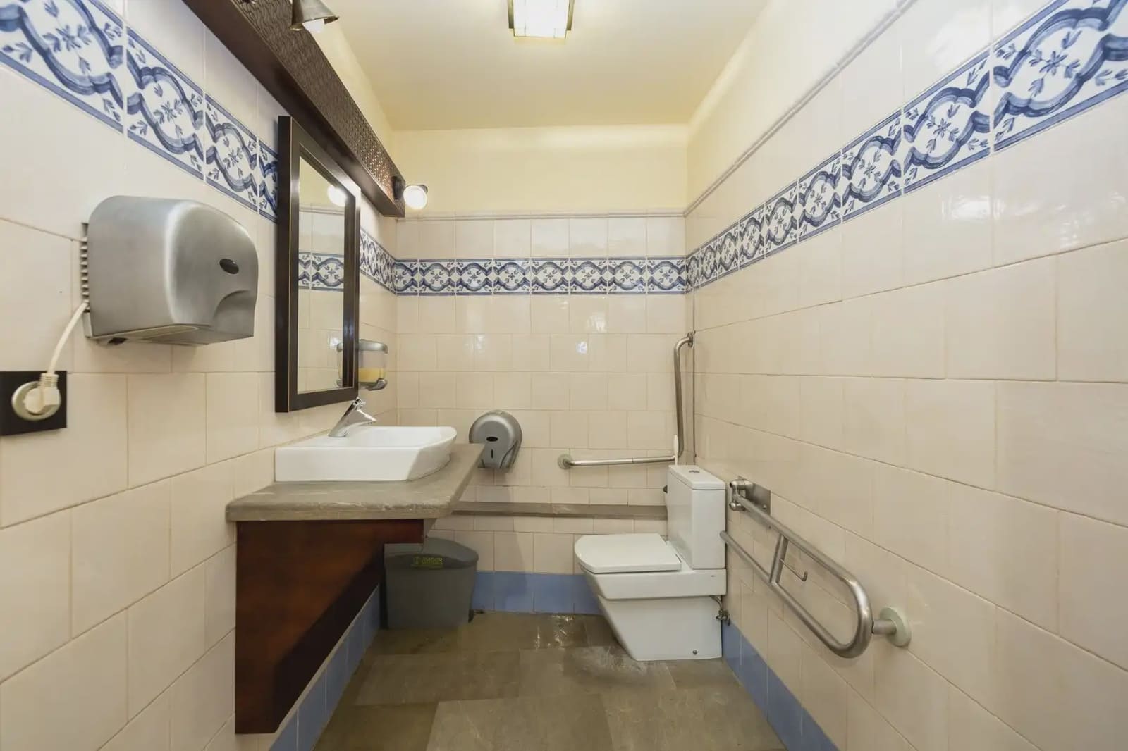 Hus til salgs i Granada by - € 1 700 000 (Ref: 9837613)
