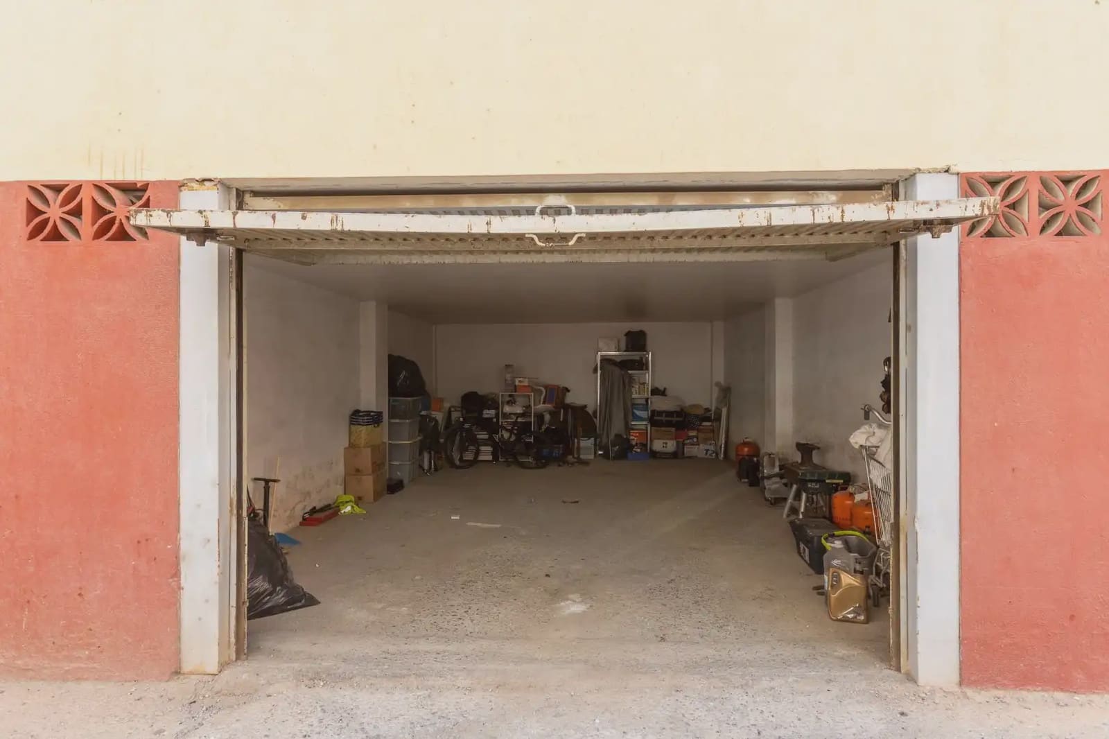 Garage for sale in Almunecar - € 100,000 (Ref: 9837614)