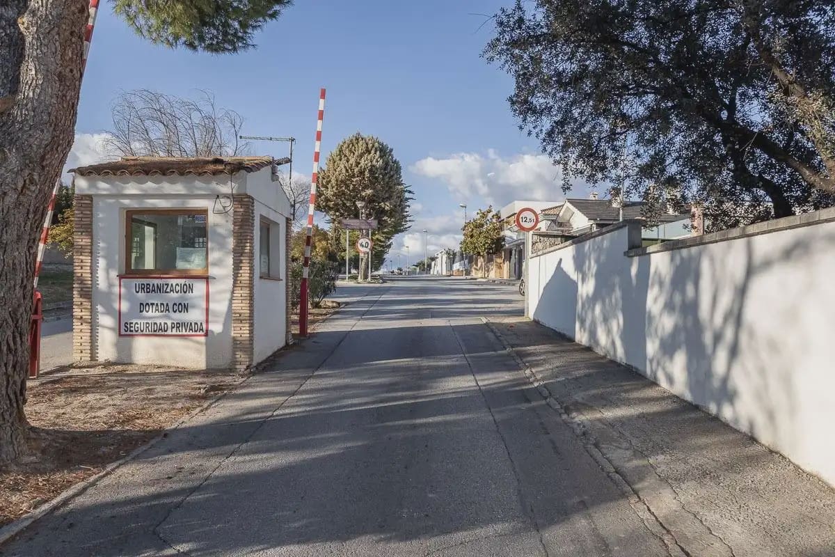 Villa til salg i Atarfe med swimmingpool garage - € 345.000 (Ref: 9837618)