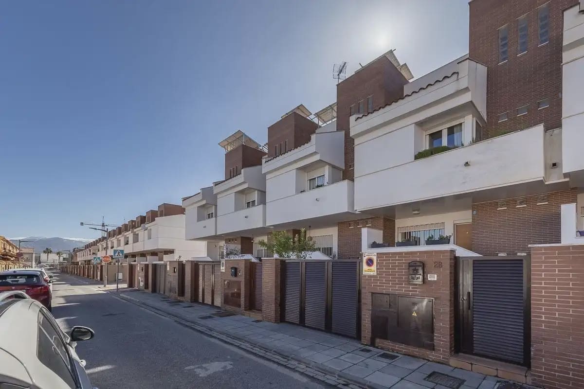 Omakotitalo myytävänä paikassa Churriana de la Vega mukana 
autotalli - 345 000 € (Ref: 9837619)