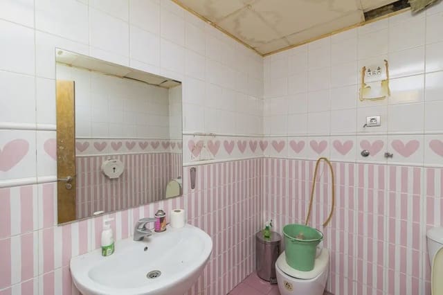 Erhverv til salg i Pajaritos - Plaza de Toros, Granada by - € 220.000 (Ref: 9837625)