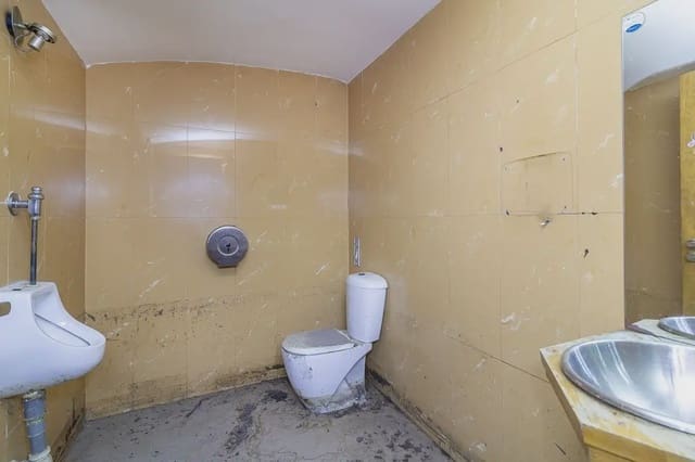Erhverv til salg i Pajaritos - Plaza de Toros, Granada by - € 220.000 (Ref: 9837625)