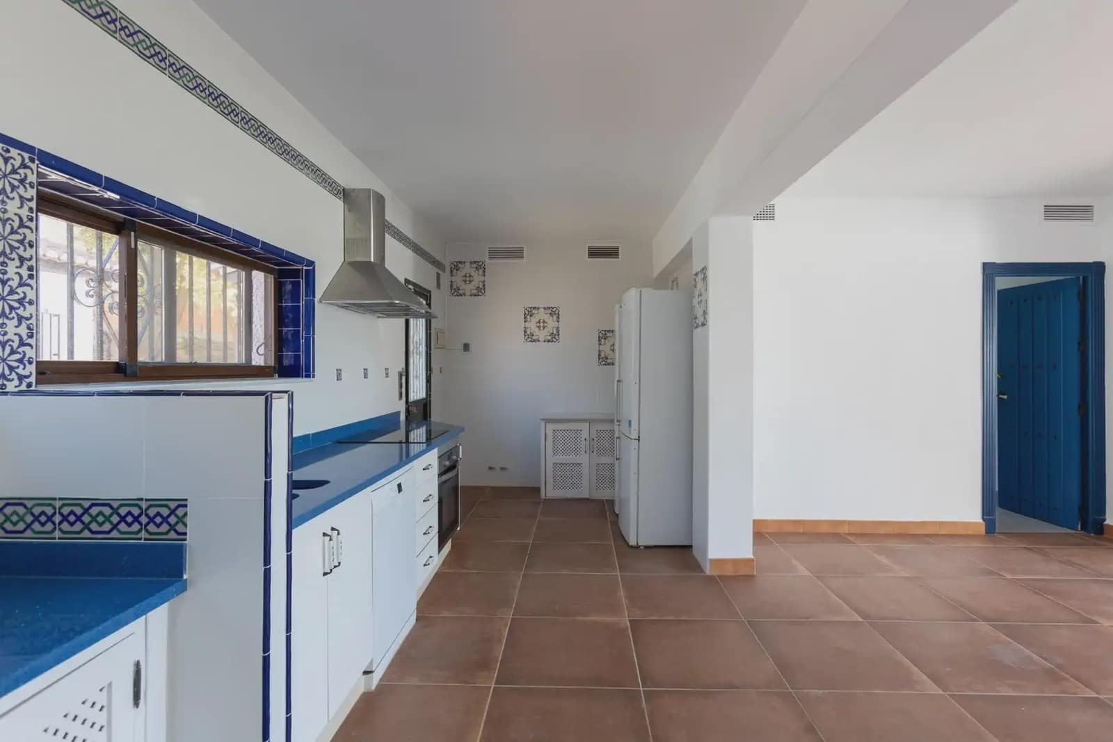 Villa for sale in Almunecar with pool garage - € 1,250,000 (Ref: 9837629)