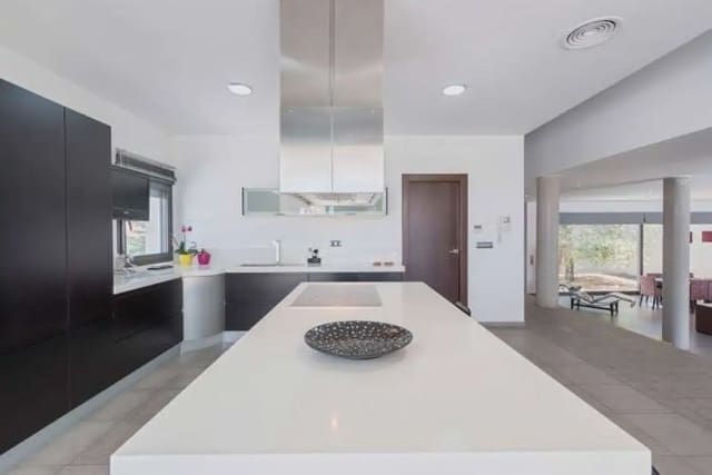 Villa til salgs i Gójar med svømmebasseng garasje - € 950 000 (Ref: 9837638)