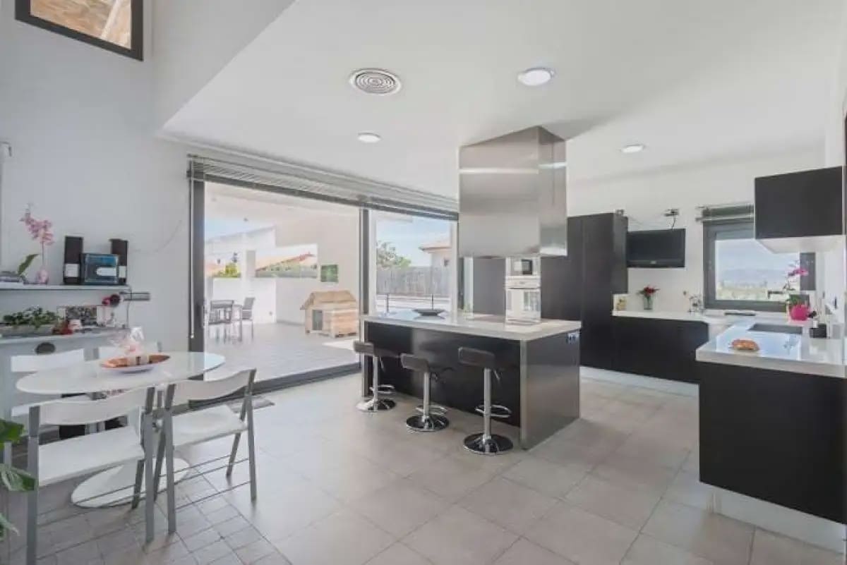 Villa til salgs i Gojar med svømmebasseng garasje - € 950 000 (Ref: 9837638)