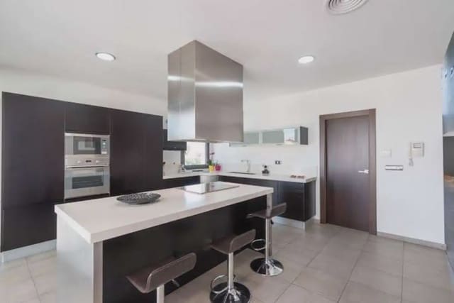 Villa til salgs i Gójar med svømmebasseng garasje - € 950 000 (Ref: 9837638)