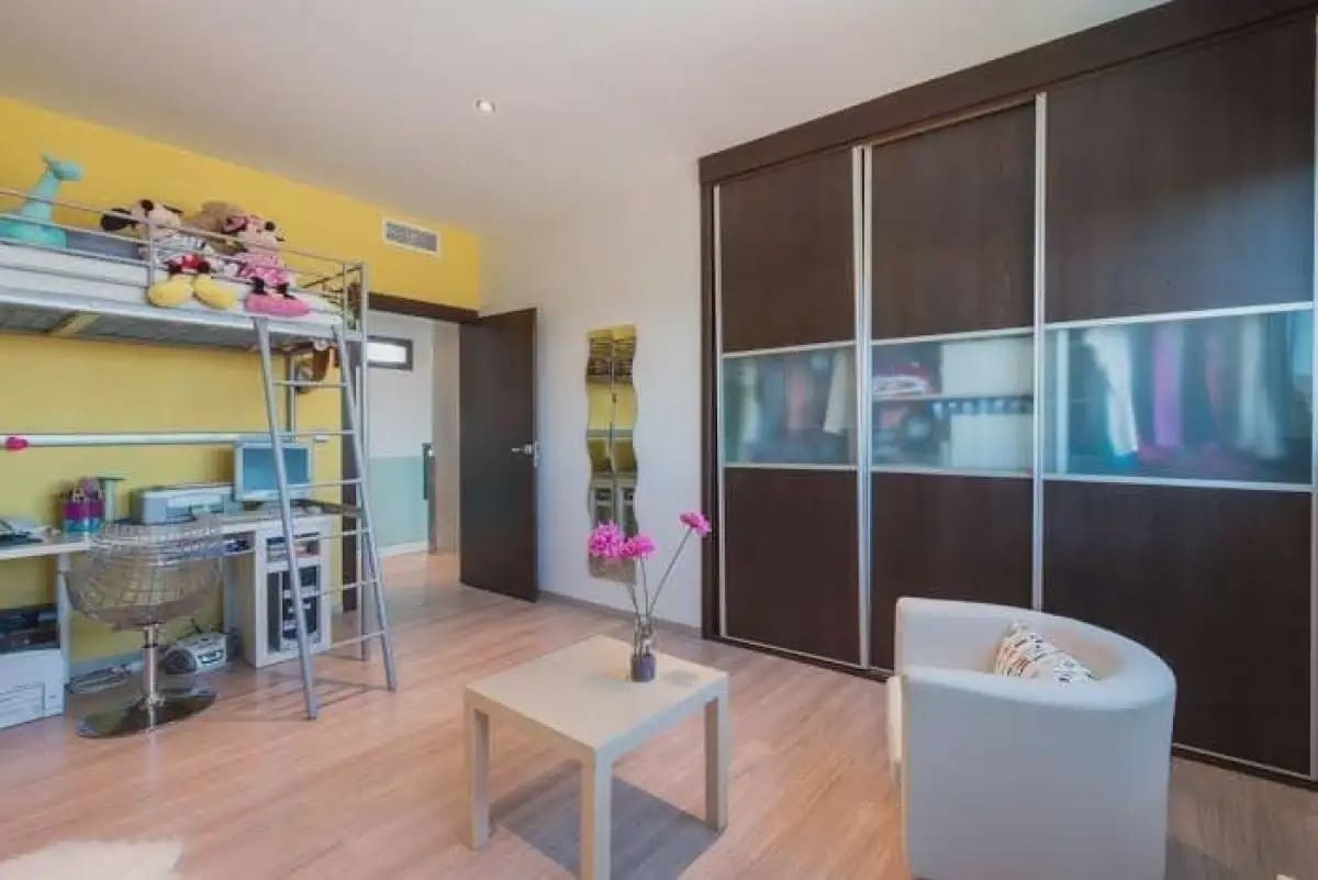Villa til salgs i Gojar med svømmebasseng garasje - € 950 000 (Ref: 9837638)