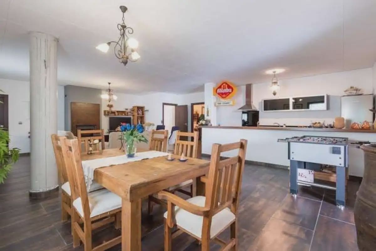 Villa til salgs i Gojar med svømmebasseng garasje - € 950 000 (Ref: 9837638)