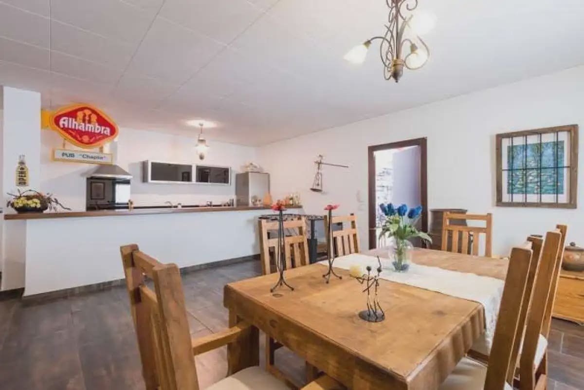 Villa til salgs i Gojar med svømmebasseng garasje - € 950 000 (Ref: 9837638)