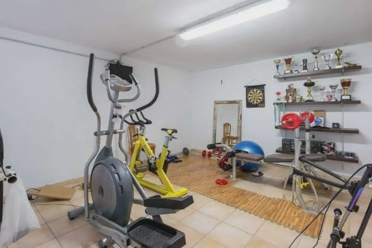 Villa til salgs i Gojar med svømmebasseng garasje - € 950 000 (Ref: 9837638)
