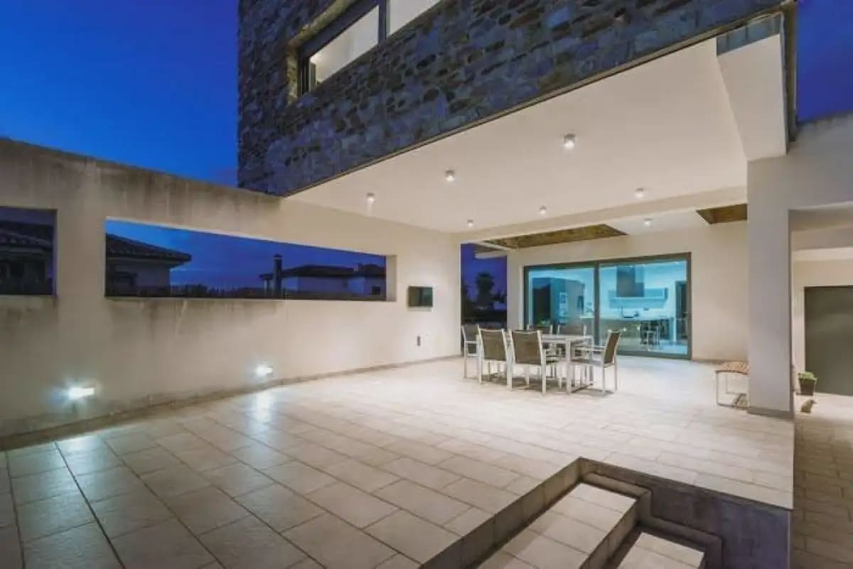 Villa til salgs i Gojar med svømmebasseng garasje - € 950 000 (Ref: 9837638)