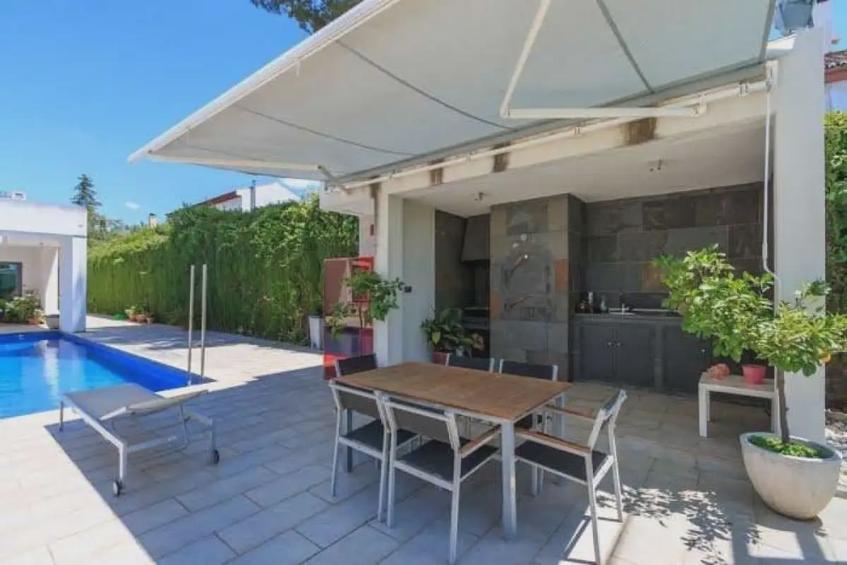 Villa til salgs i Gojar med svømmebasseng garasje - € 950 000 (Ref: 9837638)