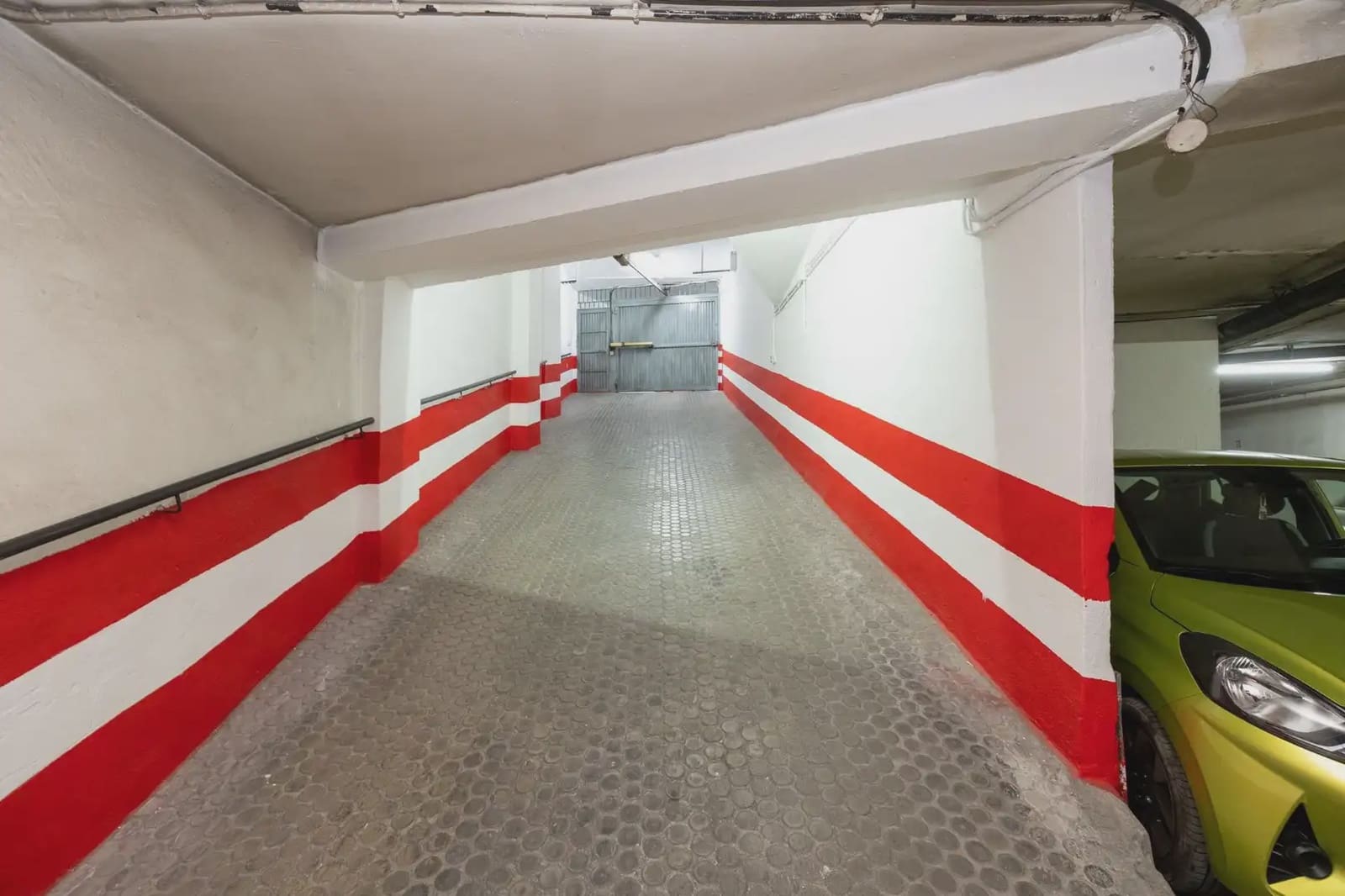 Garage for sale in Granada city - € 25,000 (Ref: 9837641)