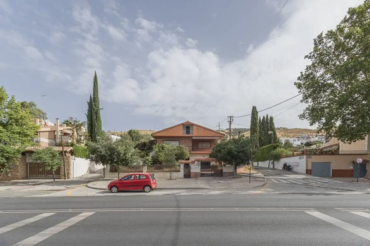 Villa zu verkaufen in Granada Stadt mit Pool Garage - 492.000 € (Ref: 9837642)