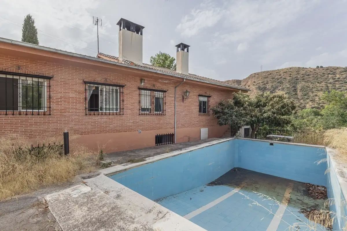 Villa zu verkaufen in Granada Stadt mit Pool Garage - 492.000 € (Ref: 9837642)