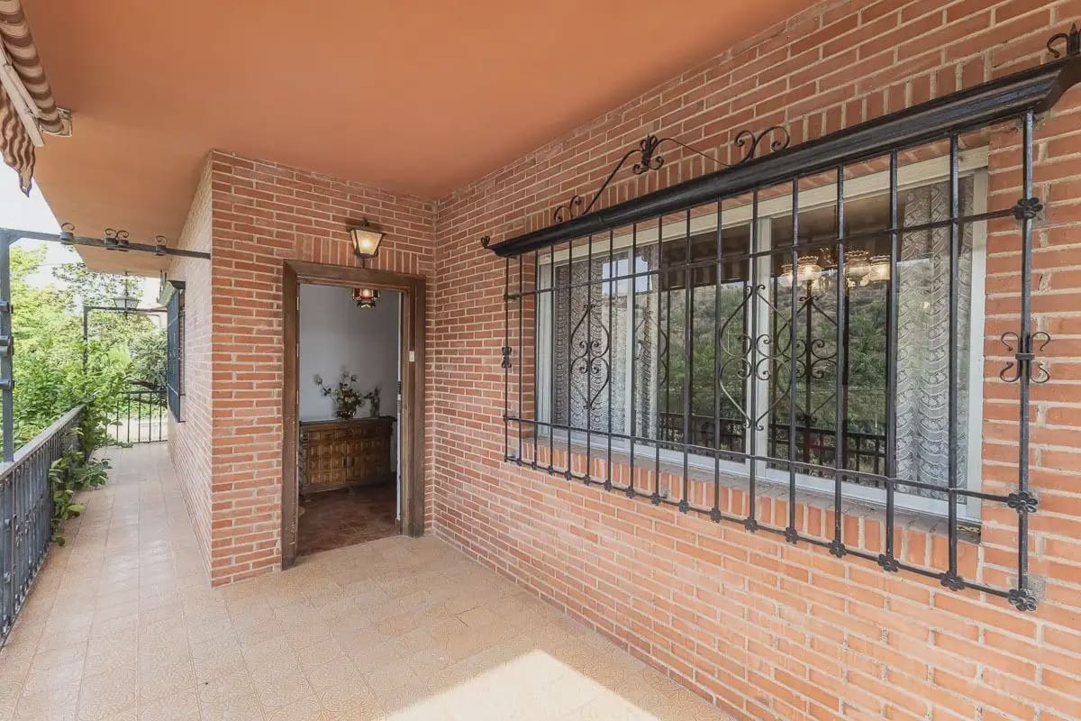 Villa zu verkaufen in Granada Stadt mit Pool Garage - 492.000 € (Ref: 9837642)