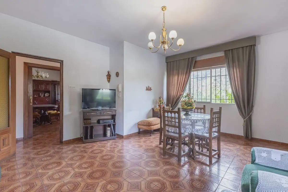 Villa zu verkaufen in Granada Stadt mit Pool Garage - 492.000 € (Ref: 9837642)
