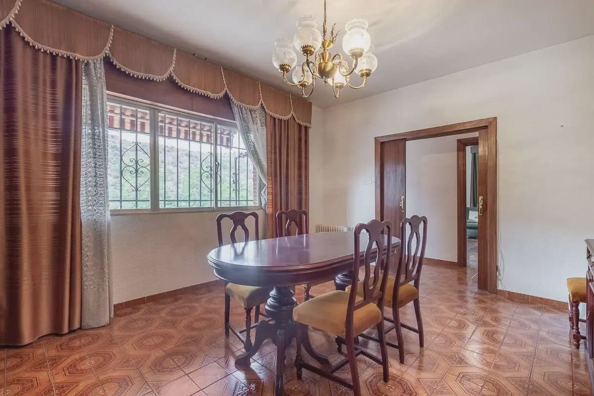Villa zu verkaufen in Granada Stadt mit Pool Garage - 492.000 € (Ref: 9837642)
