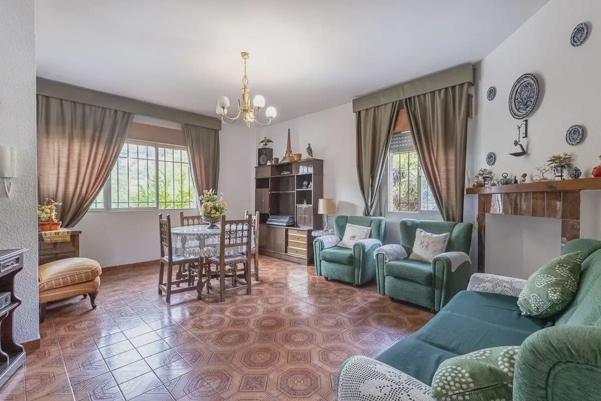 Villa zu verkaufen in Granada Stadt mit Pool Garage - 492.000 € (Ref: 9837642)