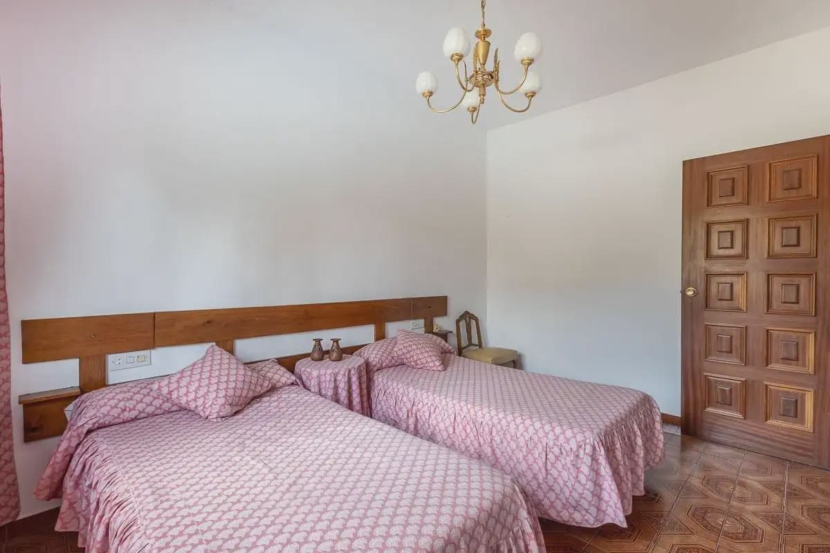 Villa zu verkaufen in Granada Stadt mit Pool Garage - 492.000 € (Ref: 9837642)
