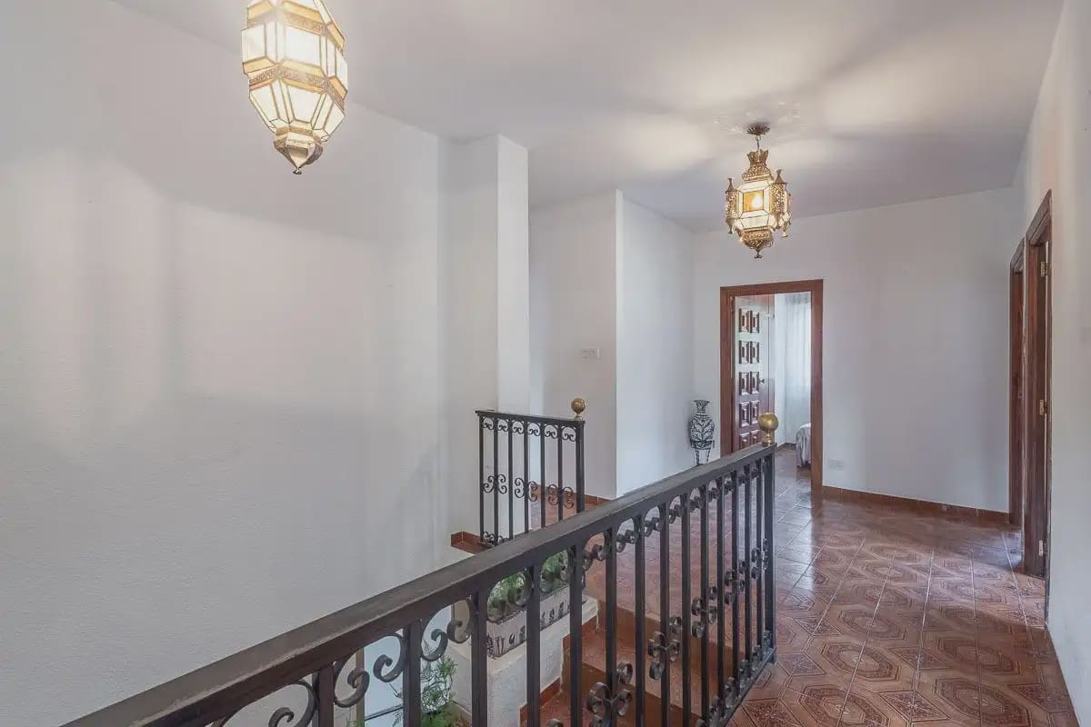 Villa zu verkaufen in Granada Stadt mit Pool Garage - 492.000 € (Ref: 9837642)