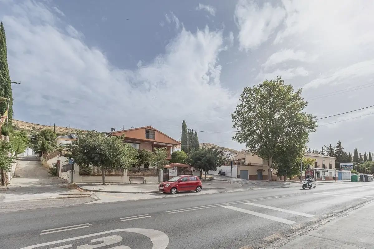 Villa zu verkaufen in Granada Stadt mit Pool Garage - 492.000 € (Ref: 9837642)
