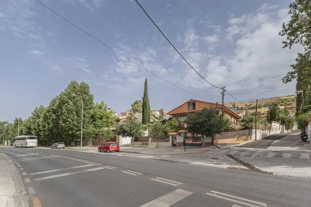 Villa zu verkaufen in Granada Stadt mit Pool Garage - 492.000 € (Ref: 9837642)