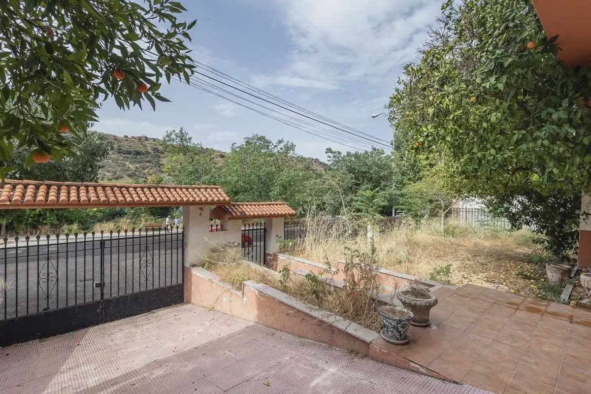 Villa zu verkaufen in Granada Stadt mit Pool Garage - 492.000 € (Ref: 9837642)