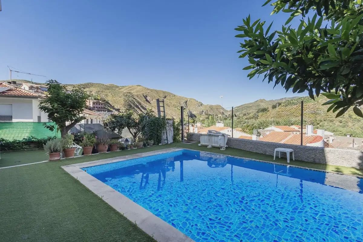 Villa zu verkaufen in Pinos Genil mit Pool Garage - 380.000 € (Ref: 9837646)