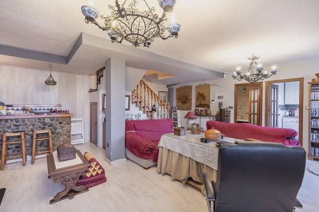 Villa zu verkaufen in Pinos Genil mit Pool Garage - 380.000 € (Ref: 9837646)