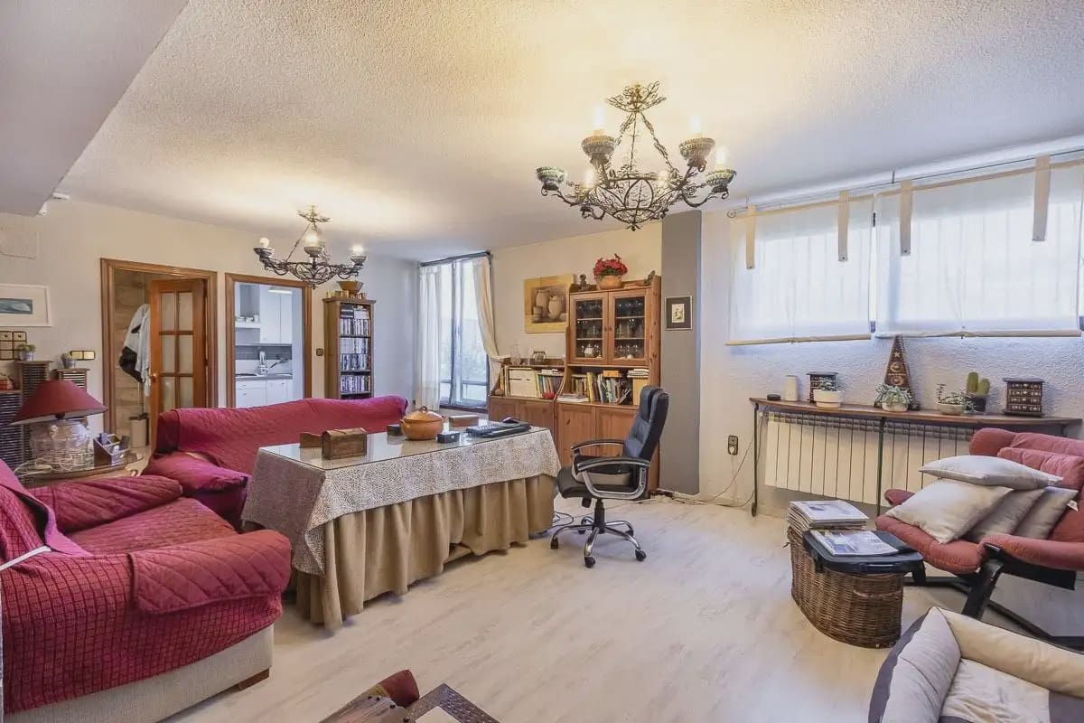 Villa zu verkaufen in Pinos Genil mit Pool Garage - 380.000 € (Ref: 9837646)
