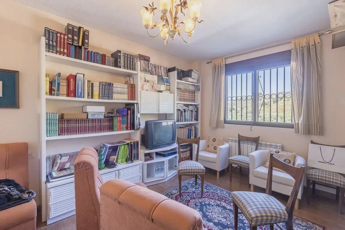 Villa zu verkaufen in Pinos Genil mit Pool Garage - 380.000 € (Ref: 9837646)