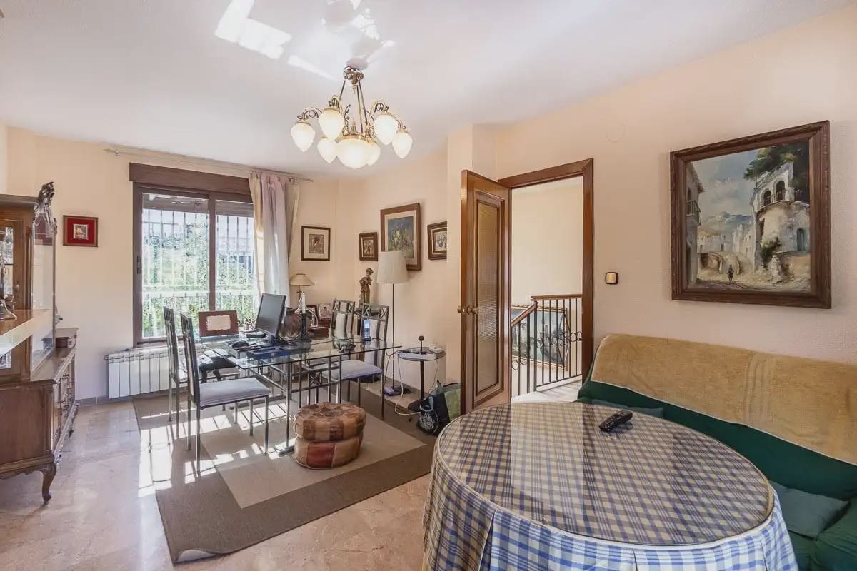 Villa zu verkaufen in Pinos Genil mit Pool Garage - 380.000 € (Ref: 9837646)