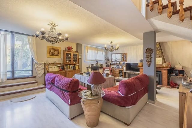 Villa zu verkaufen in Pinos Genil mit Pool Garage - 380.000 € (Ref: 9837646)
