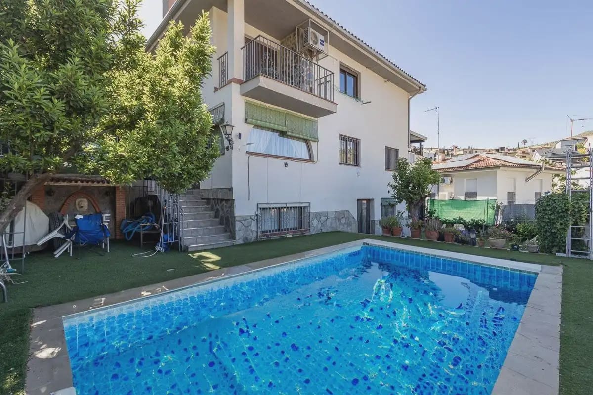 Villa zu verkaufen in Pinos Genil mit Pool Garage - 380.000 € (Ref: 9837646)