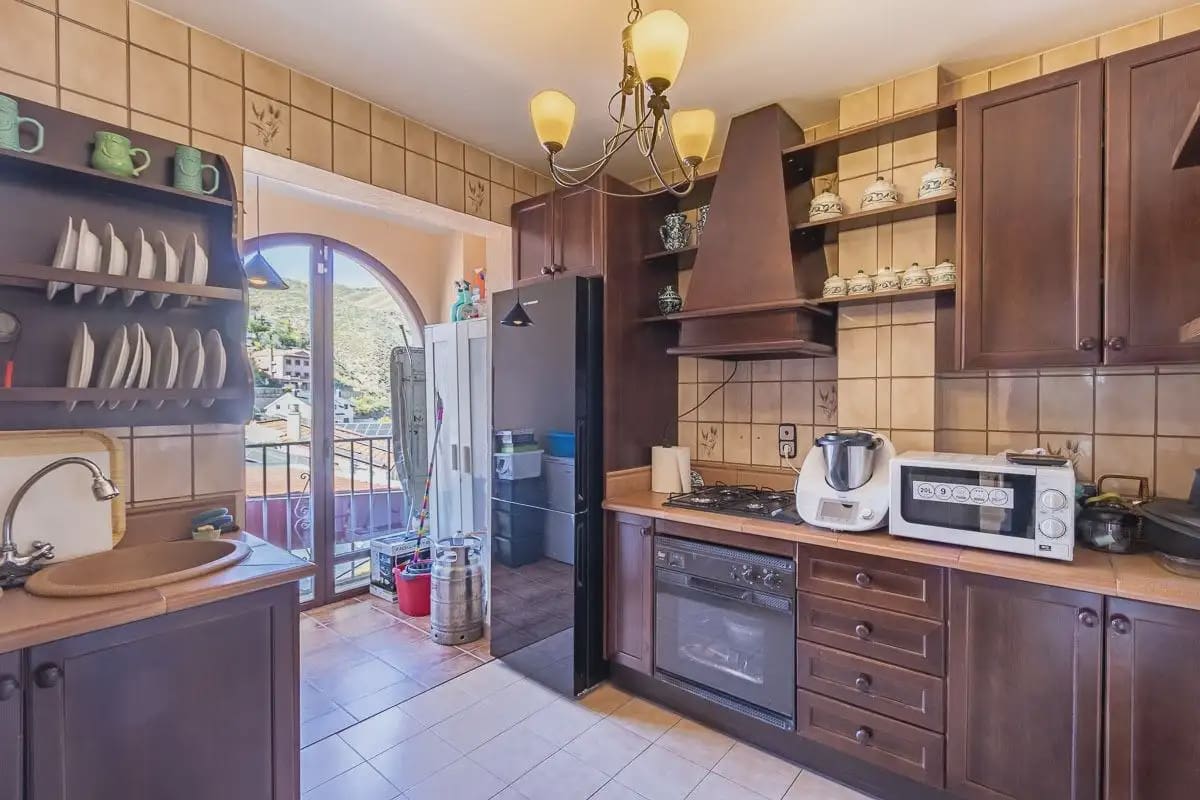 Villa zu verkaufen in Pinos Genil mit Pool Garage - 380.000 € (Ref: 9837646)