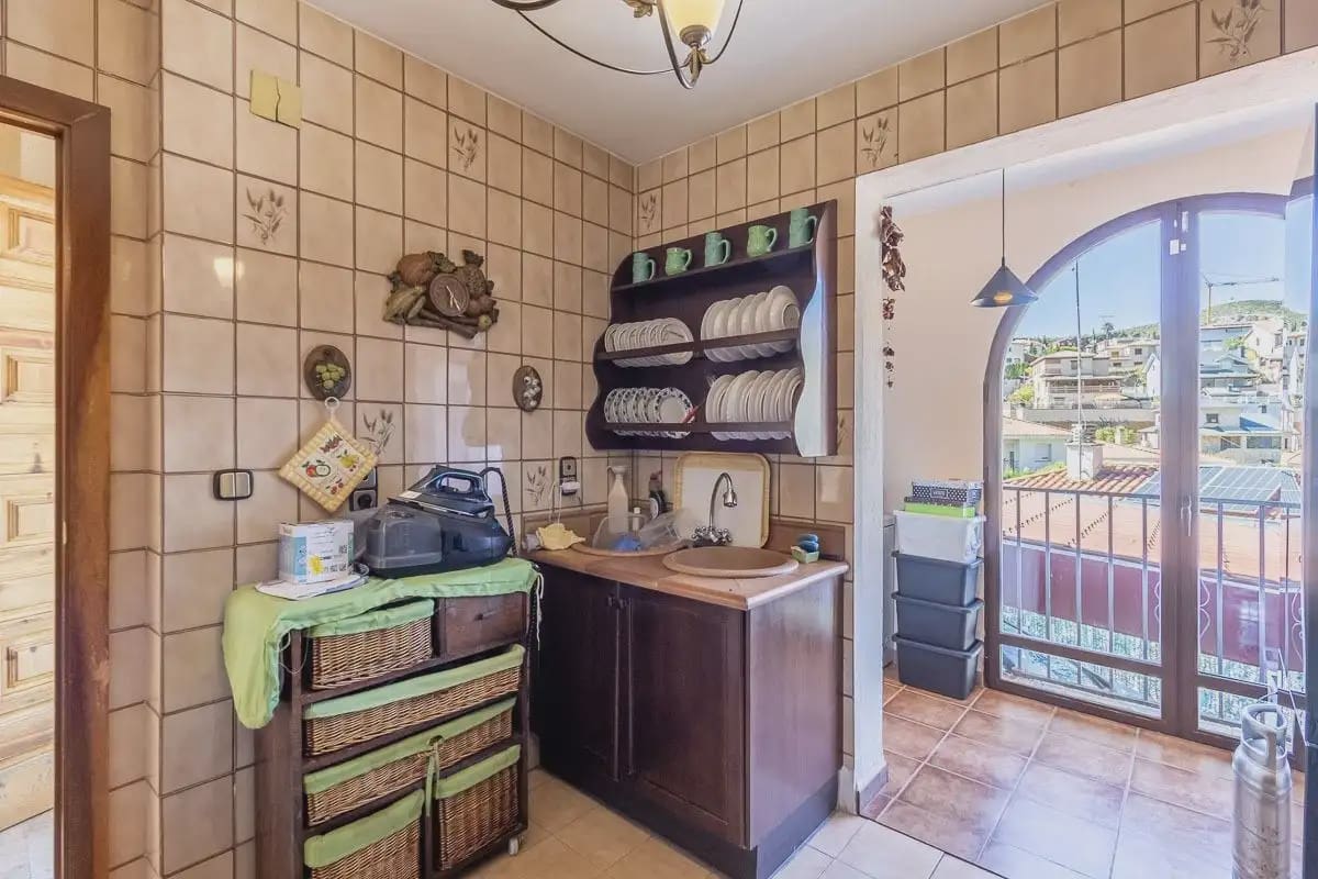 Villa zu verkaufen in Pinos Genil mit Pool Garage - 380.000 € (Ref: 9837646)