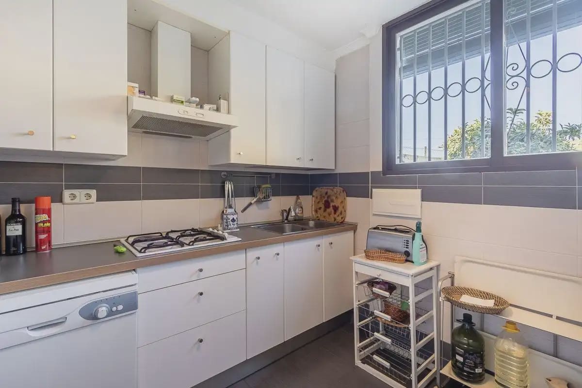Villa zu verkaufen in Pinos Genil mit Pool Garage - 380.000 € (Ref: 9837646)
