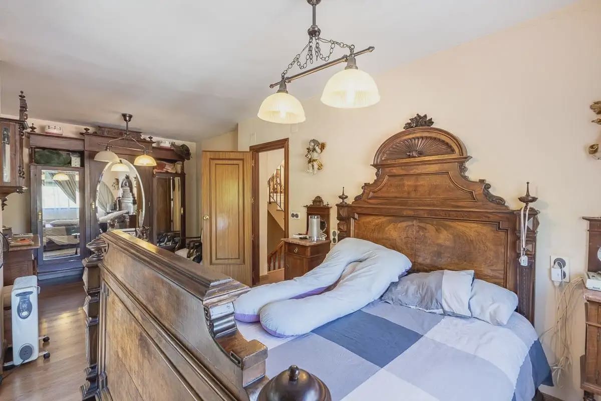 Villa zu verkaufen in Pinos Genil mit Pool Garage - 380.000 € (Ref: 9837646)