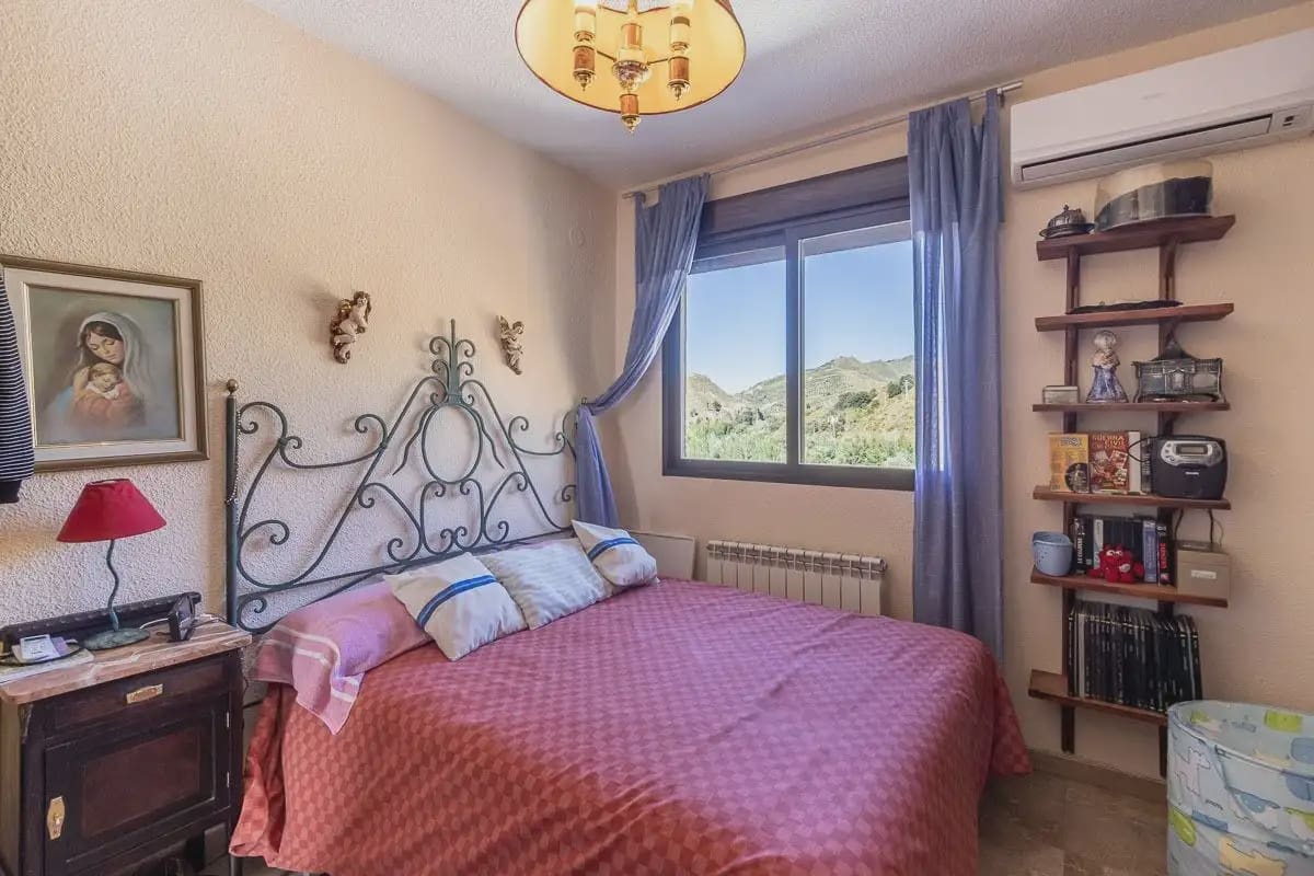 Villa zu verkaufen in Pinos Genil mit Pool Garage - 380.000 € (Ref: 9837646)