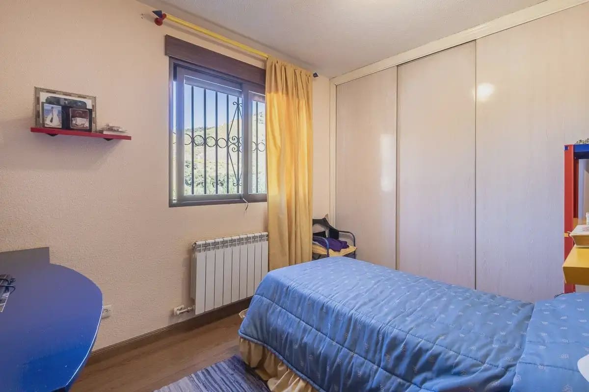 Villa zu verkaufen in Pinos Genil mit Pool Garage - 380.000 € (Ref: 9837646)