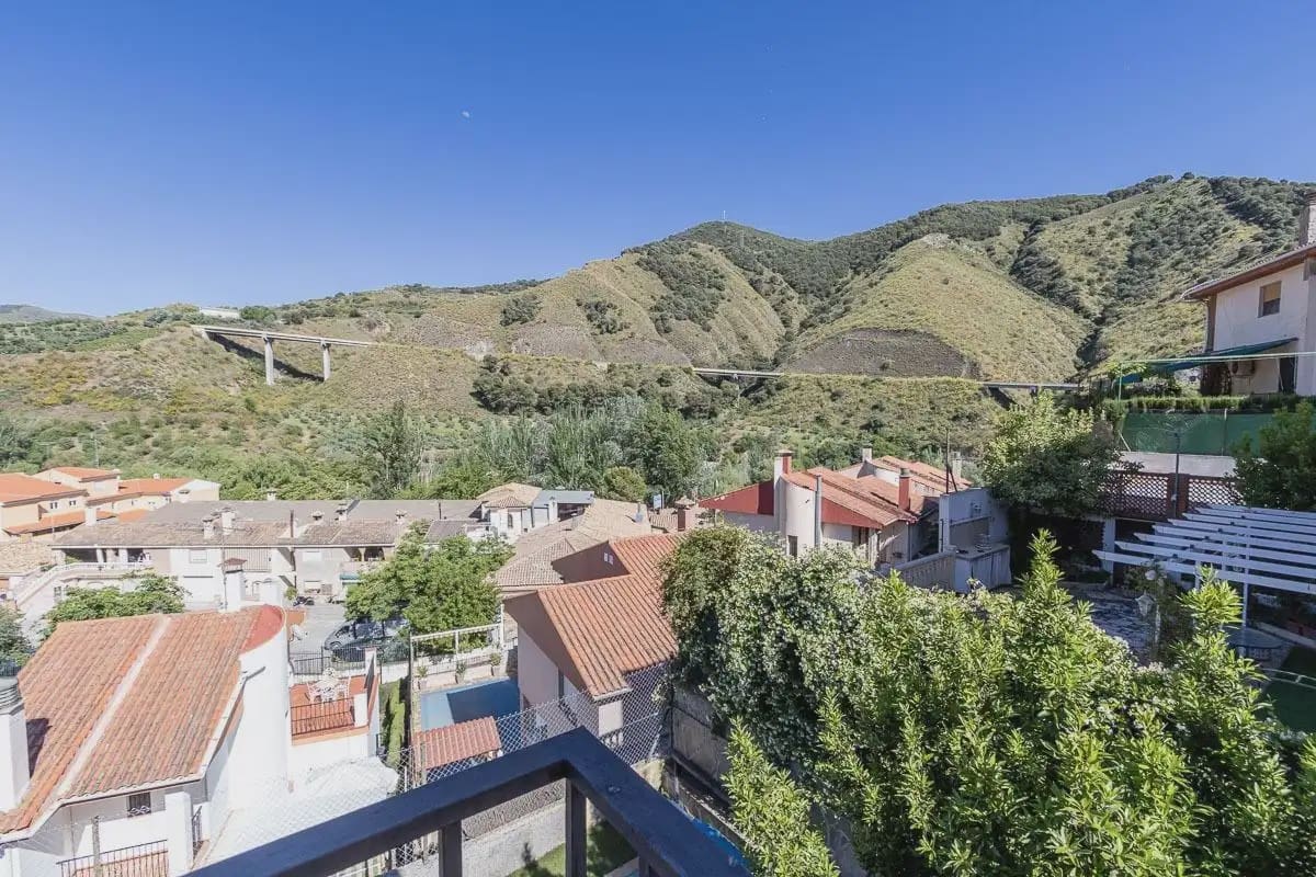 Villa zu verkaufen in Pinos Genil mit Pool Garage - 380.000 € (Ref: 9837646)