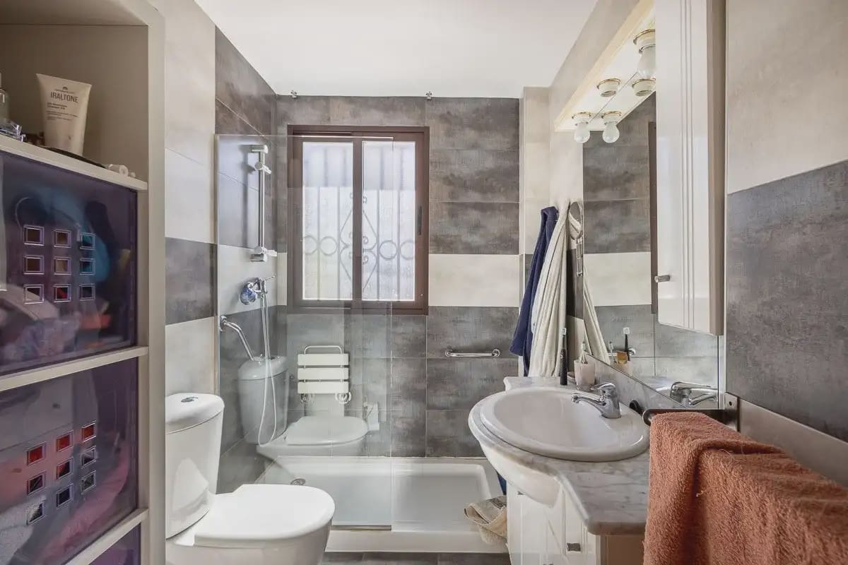 Villa zu verkaufen in Pinos Genil mit Pool Garage - 380.000 € (Ref: 9837646)