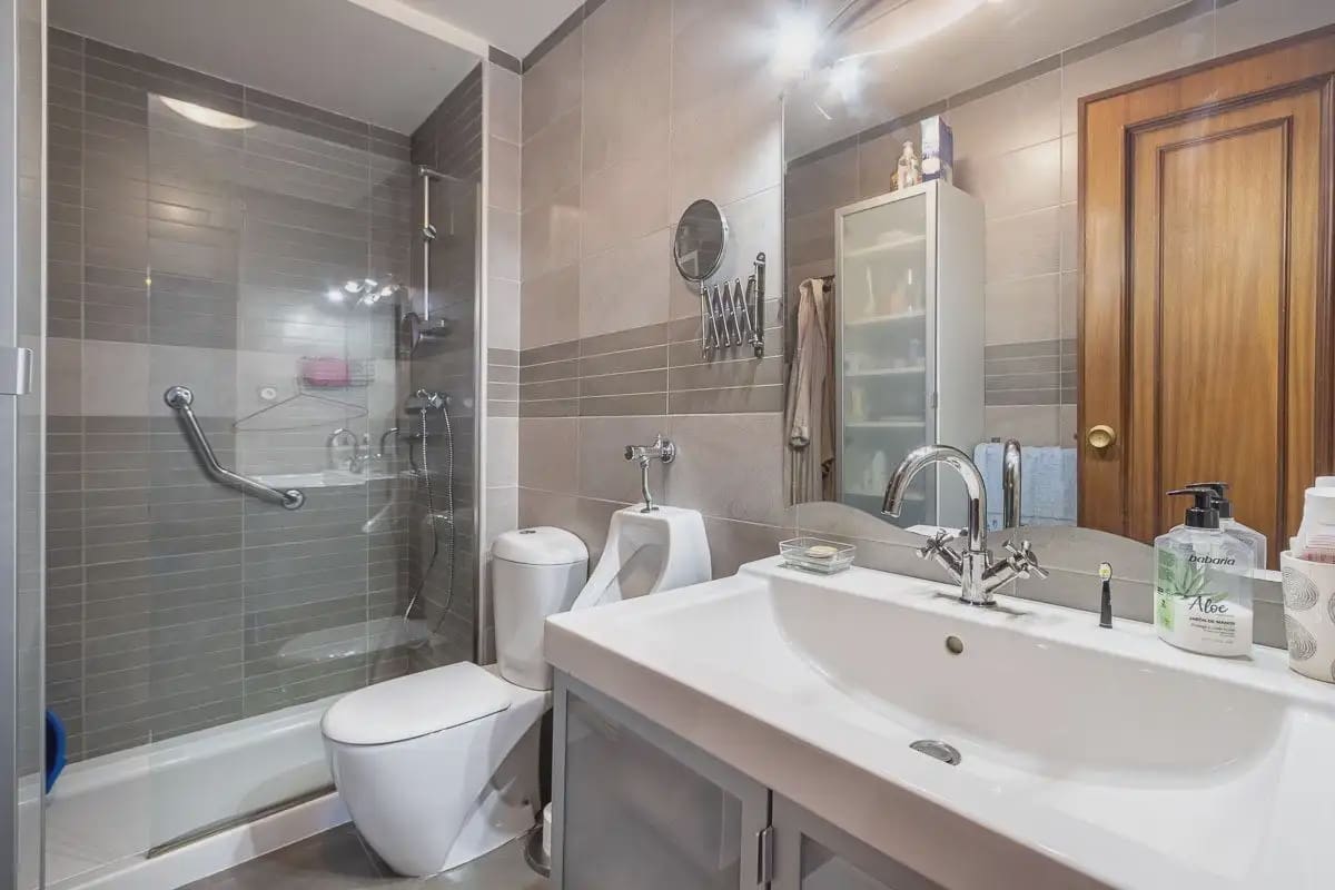 Villa zu verkaufen in Pinos Genil mit Pool Garage - 380.000 € (Ref: 9837646)