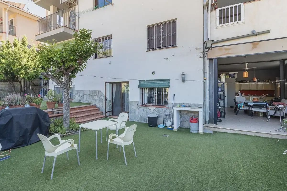 Villa zu verkaufen in Pinos Genil mit Pool Garage - 380.000 € (Ref: 9837646)